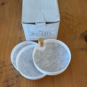 The 2Bandits NWT White Jewelry Holder
